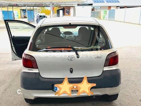 Usado Toyota Yaris Terra 68 CV (50 kW) 2001 Gris / plata Berlina