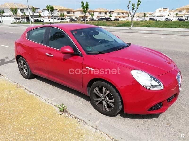 Usado Alfa Romeo Giulietta 170 CV (125 kW) 2012 Rojo Utilitario