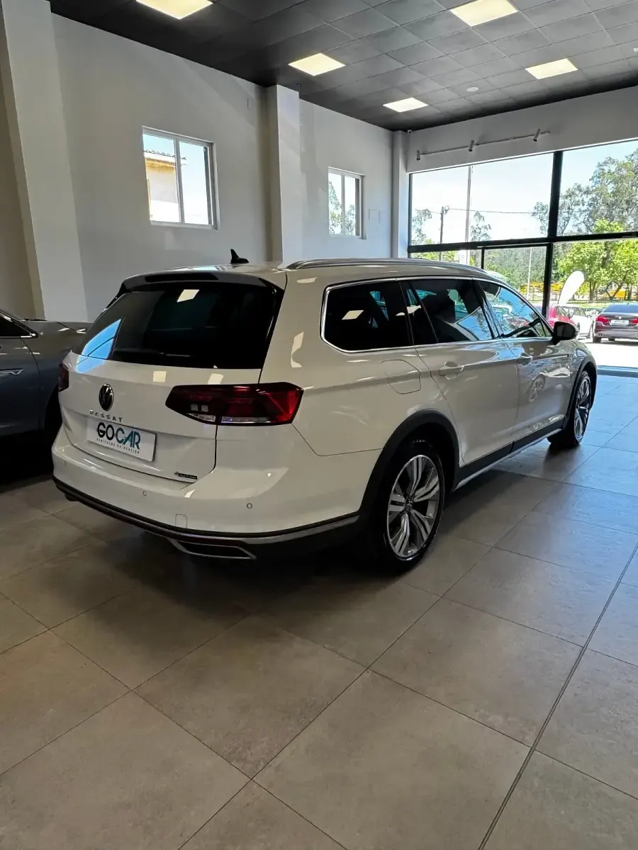 Usado VW Passat Alltrack 200 CV (147 kW) 2022 Blanco Familiar