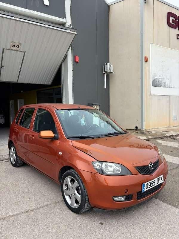 Usado Mazda 2 82 CV (60 kW) 2005 Naranja Utilitario