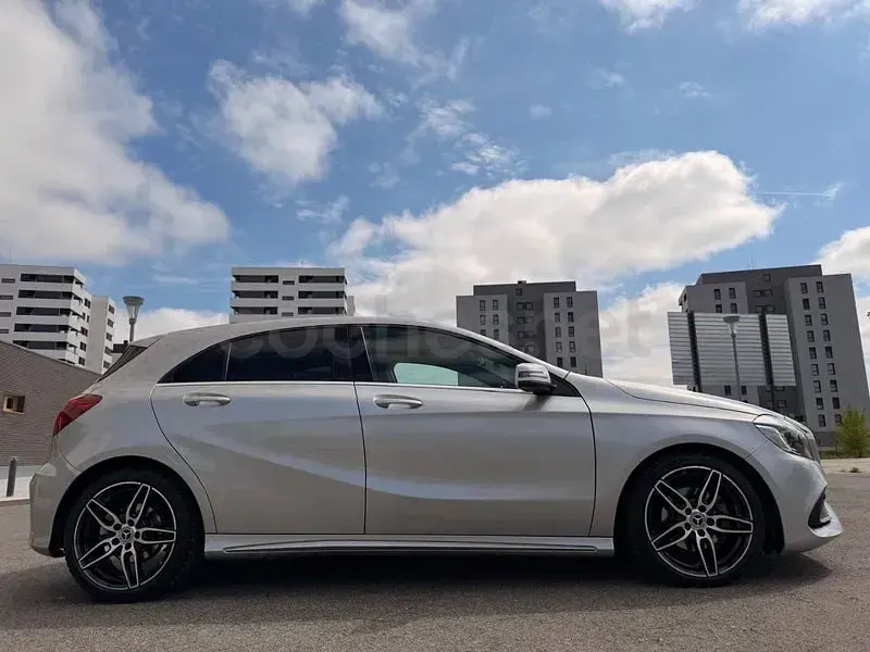 Usado Mercedes A200 150 CV (110 kW) 2018 Gris / plata Berlina