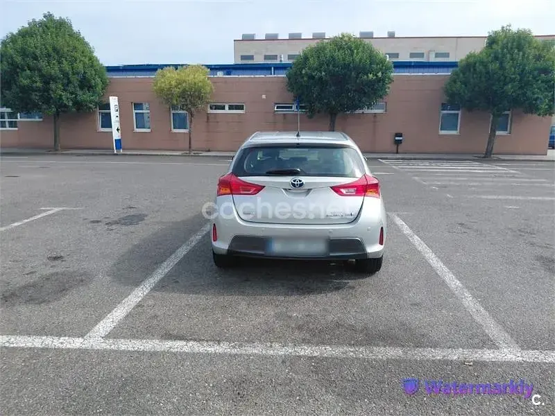 Usado Toyota Auris Hybrid Active 136 CV (100 kW) 2014 Gris / plata Berlina