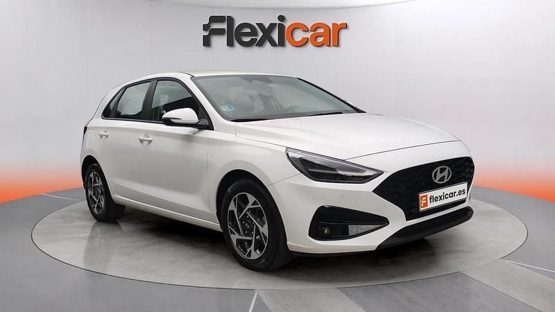 Usado Hyundai i30 121 CV (88 kW) 2024 Blanco Berlina