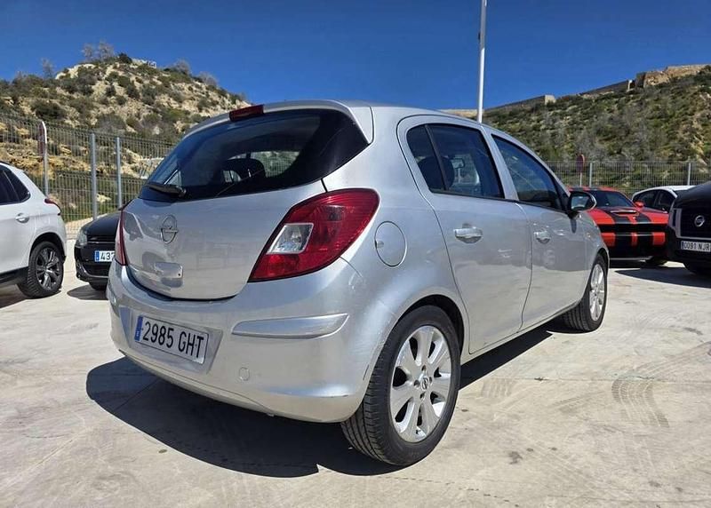 Usado Opel Corsa 75 CV (55 kW) 2008 Gris Utilitario