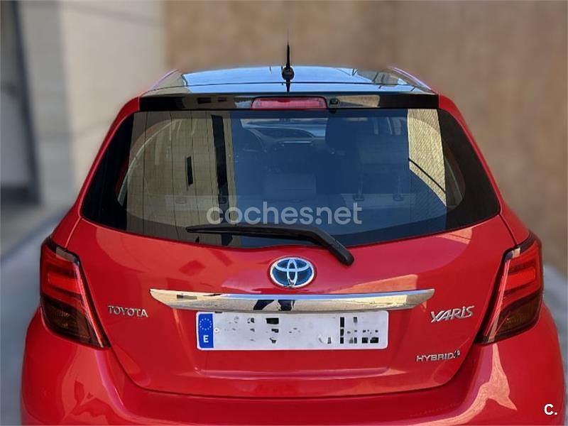 Usado Toyota Yaris Hybrid Active 100 CV (73 kW) 2016 Rojo Berlina
