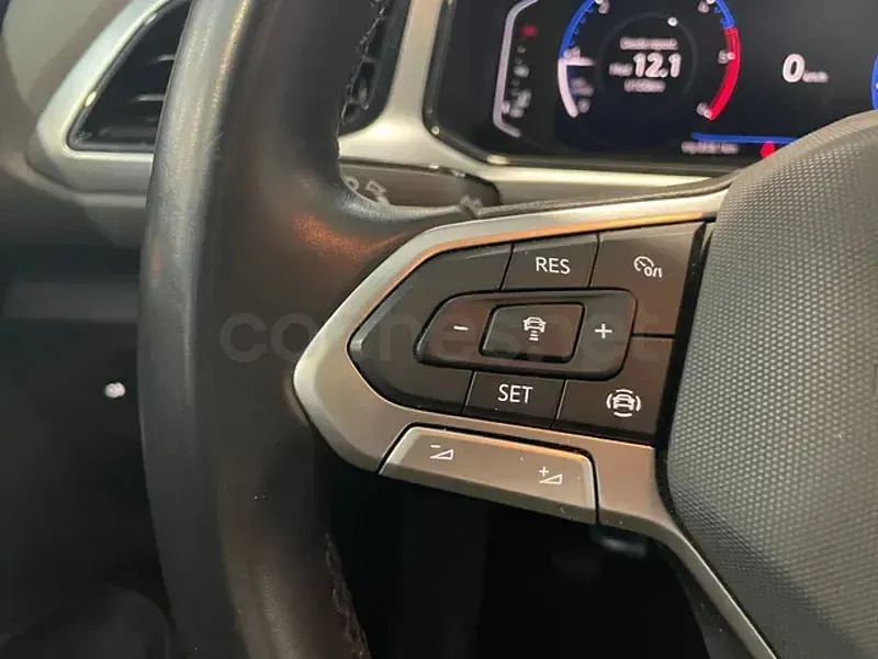Usado VW T-Roc Life 116 CV (85 kW) 2023 Gris / plata SUV