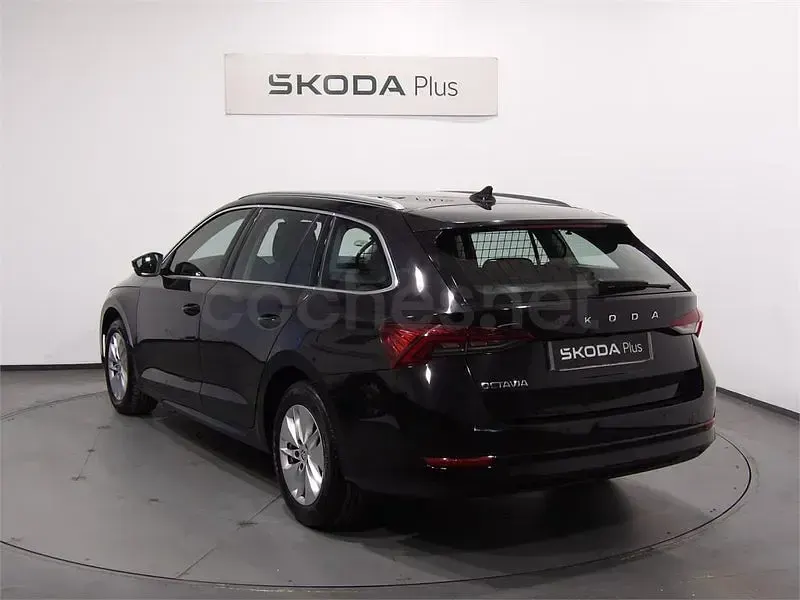 Usado Skoda Octavia Ambition 115 CV (84 kW) 2023 Negro Berlina