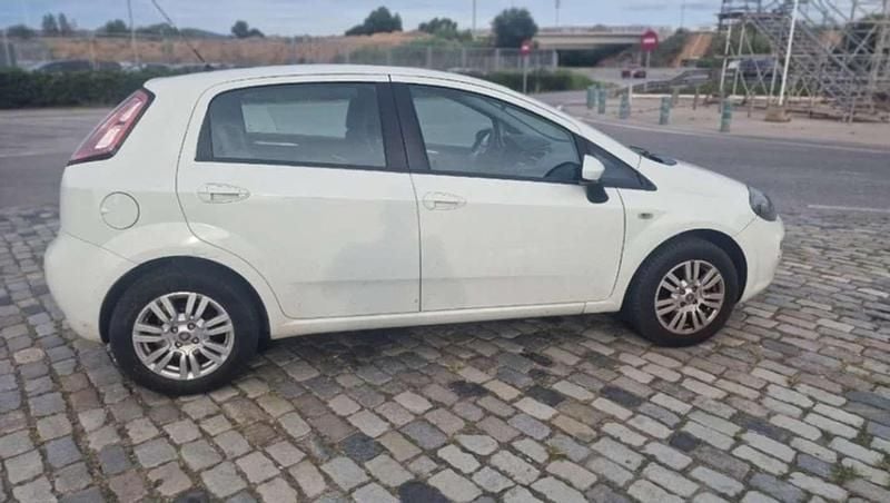 Usado Fiat Punto Lounge 69 CV (50 kW) 2012 Blanco Utilitario