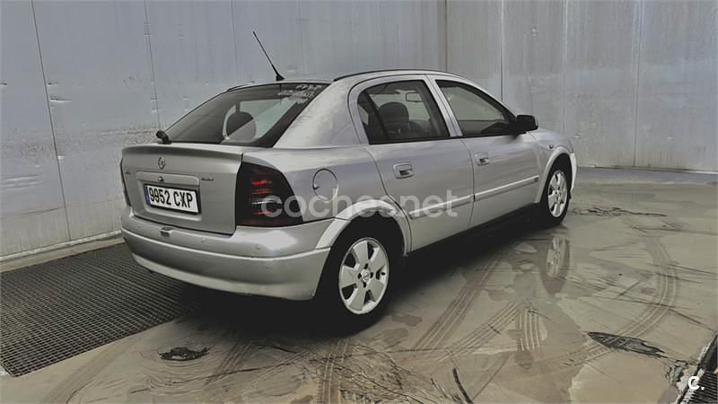Gris / plata Usado 2004 Opel Astra Edition Berlina | 2000 € (Super precio) - Imagen 1/4