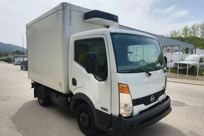 Usado Nissan Cabstar 130 HP (95 kW) 2012 Branco Pickup