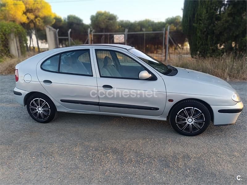 Gris / plata Usado 2001 Renault Mégane Authentique Berlina | 1600 € (Un poco caro) - Imagen 1/4
