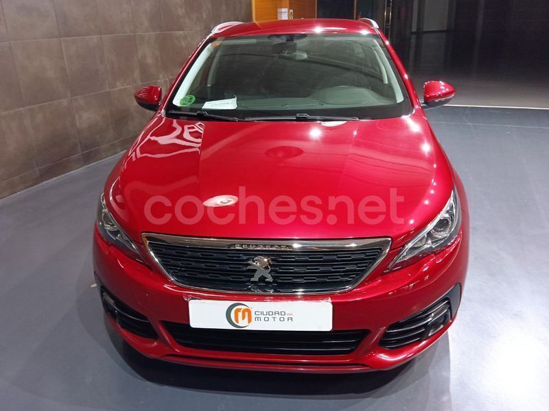 Usado Peugeot 308 Style 100 CV (73 kW) 2018 Rojo Familiar