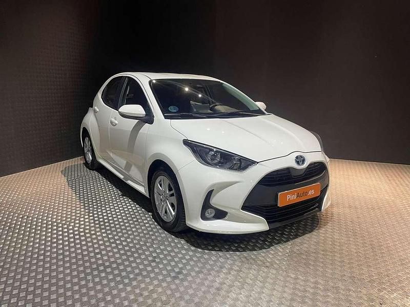 Usado Toyota Yaris Hybrid Active 116 CV (85 kW) 2021 Blanco Utilitario