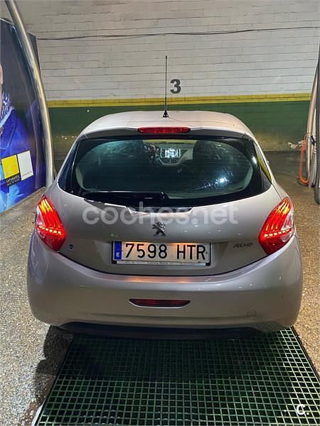 Usado Peugeot 208 Active 82 CV (60 kW) 2013 Beige Utilitario