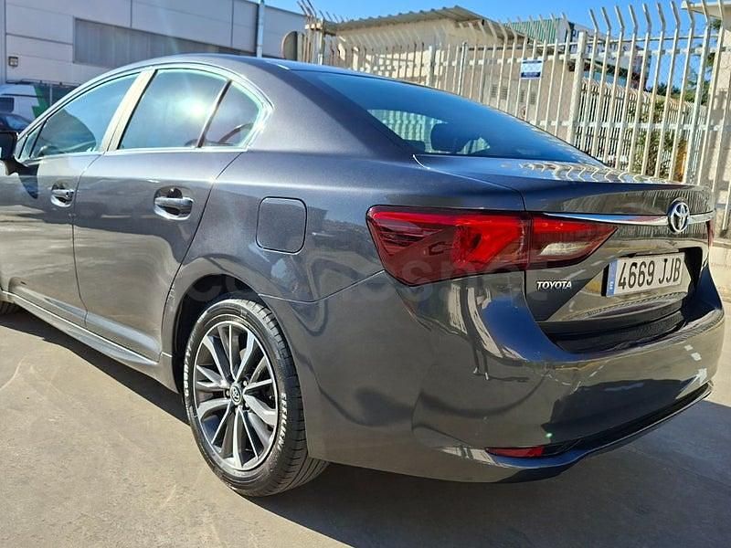 Usado Toyota Avensis Advance 143 CV (105 kW) 2015 Gris / plata Berlina