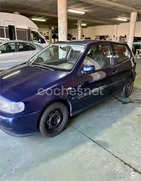 Usado VW Polo 60 CV (44 kW) 1999 Azul Berlina