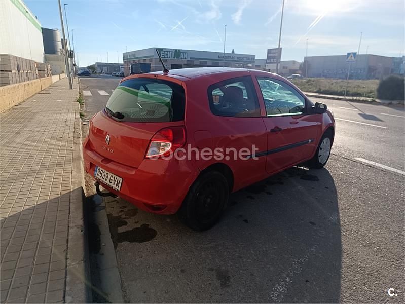 Usado Renault Clio II Exception 75 CV (55 kW) 2010 Rojo Berlina