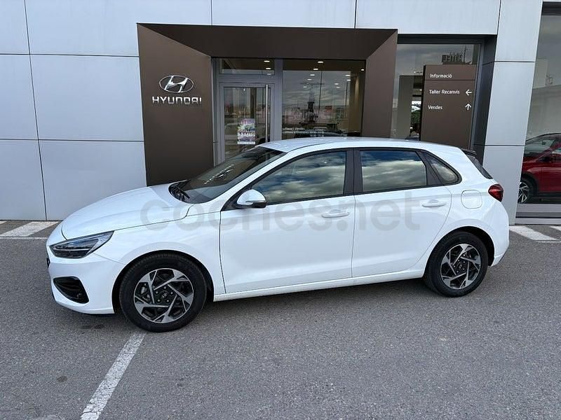 Usado Hyundai i30 100 CV (73 kW) 2025 Blanco Familiar