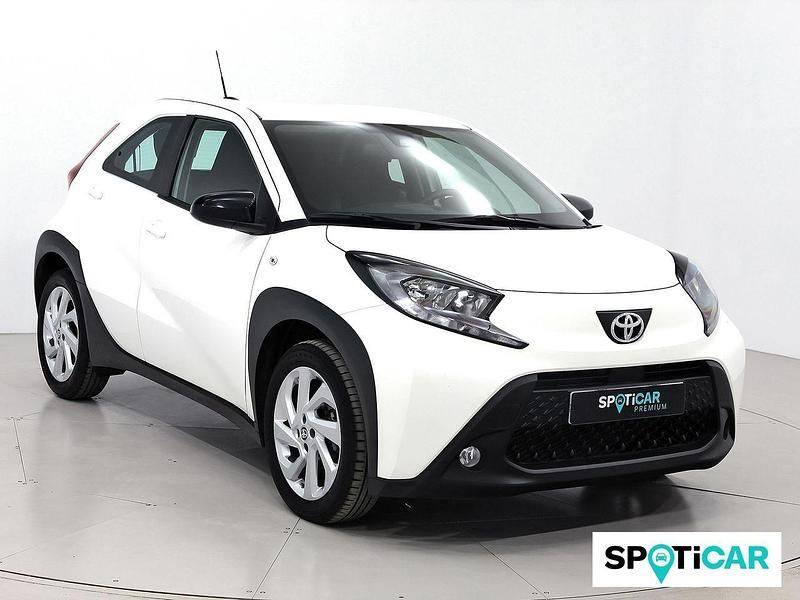 Blanco Usado 2024 Toyota Aygo Play Utilitario | 15.500 € (Un poco caro) - Imagen 1/4
