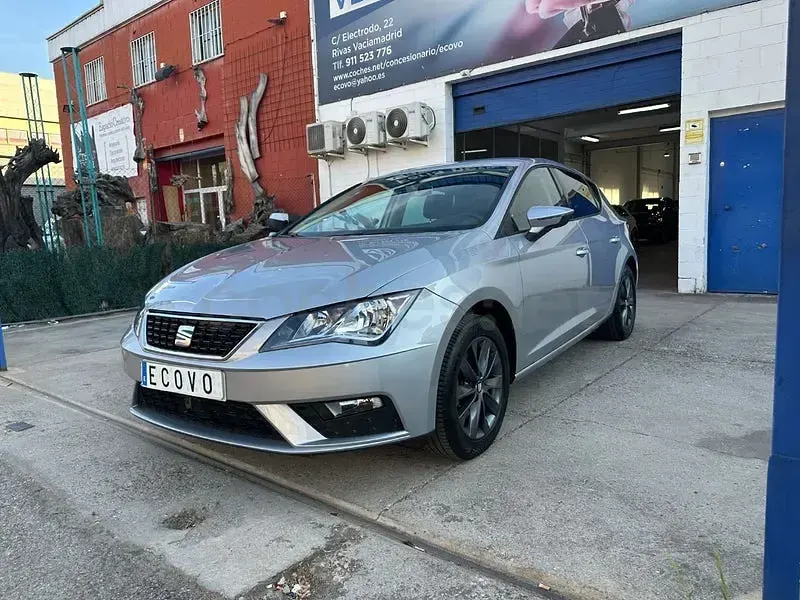 Usado Seat Leon Style 130 CV (95 kW) 2019 Gris / plata Berlina