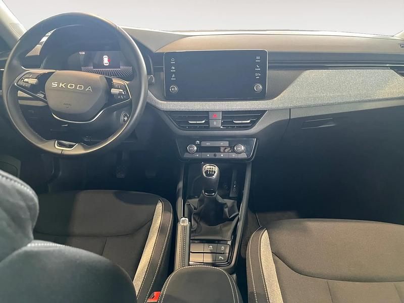 Usado Skoda Kamiq Selection 115 CV (84 kW) 2025 Gris/plata SUV