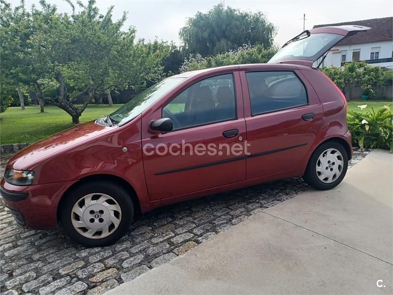 Usado Fiat Punto 80 CV (58 kW) 2000 Granate Utilitario
