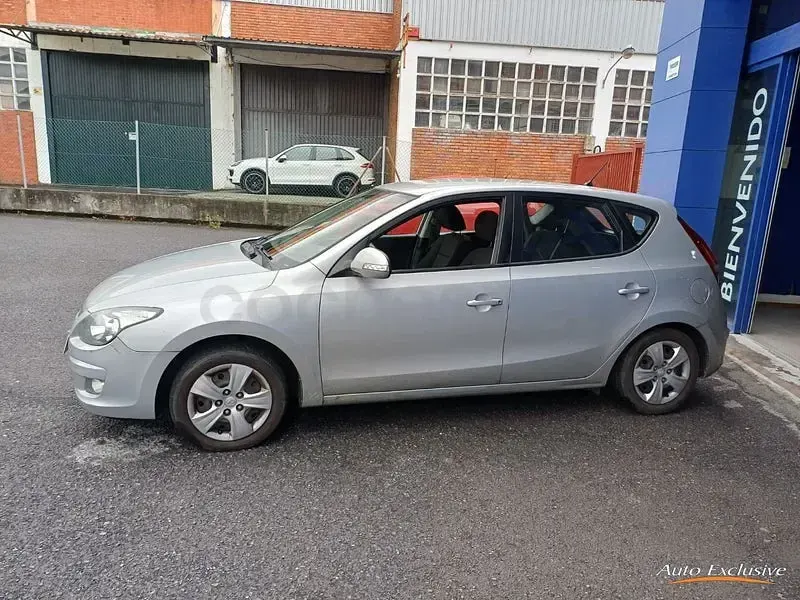 Usado Hyundai i30 Comfort 109 CV (80 kW) 2009 Gris / plata Berlina