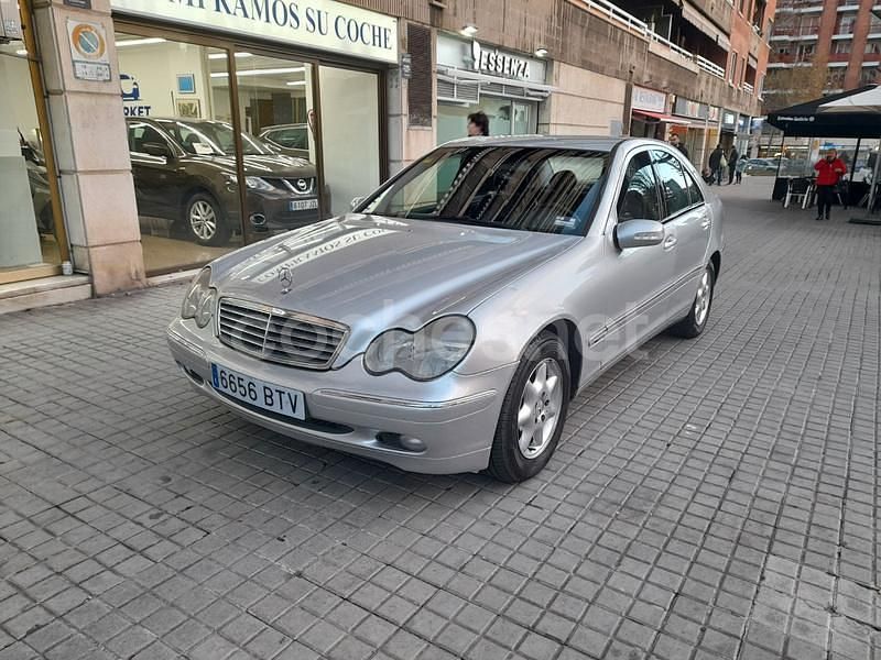 Usado Mercedes C180 Elegance 129 CV (94 kW) 2002 Gris / plata Berlina