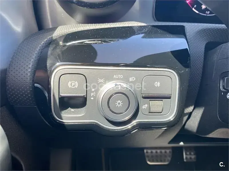 Usado Mercedes A180 116 CV (85 kW) 2024 Gris / plata Berlina