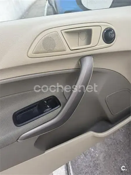 Usado Ford Fiesta Trend 68 CV (50 kW) 2010 Violeta / lila Berlina