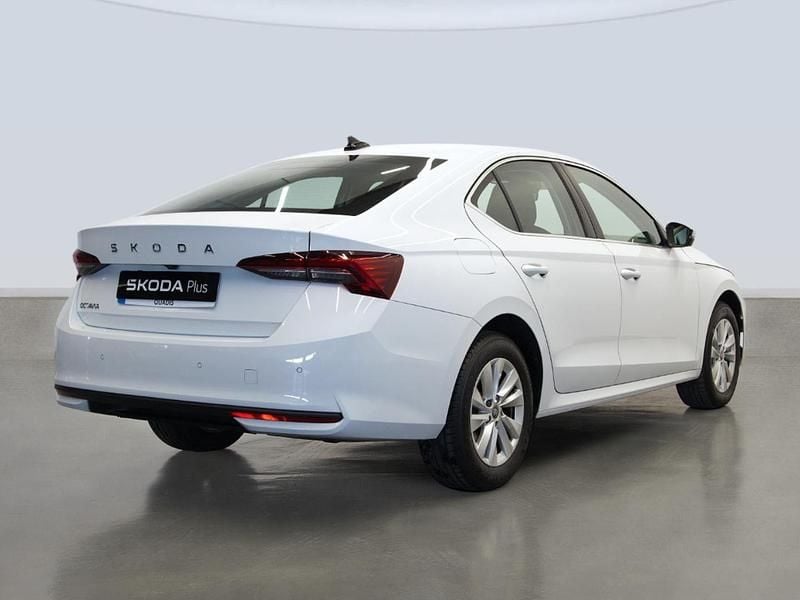Usado Skoda Octavia Selection 116 CV (85 kW) 2025 Blanco Berlina