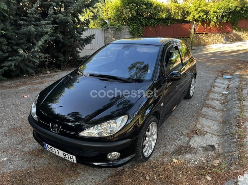 Negro Usado 2002 Peugeot 206 GTi Berlina | 3999 € (Precio justo) - Imagen 1/4