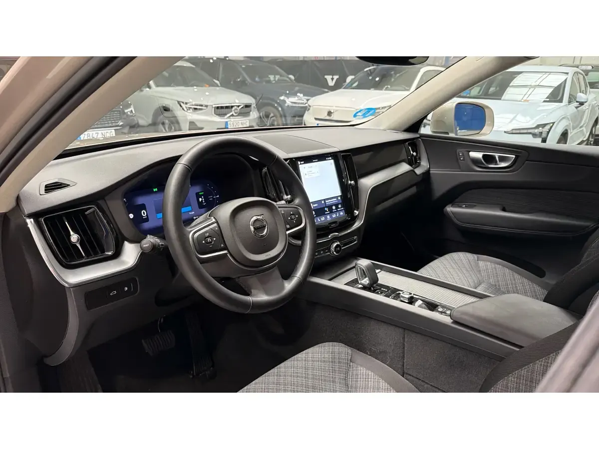 Usado Volvo XC60 Core 350 CV (257 kW) 2025 Gris SUV