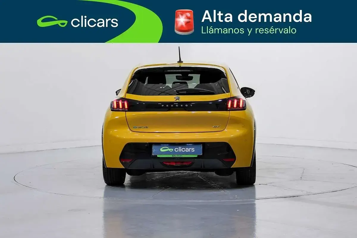 Usado Peugeot e-208 GT 100 kW (136 CV) 2021 Amarillo Utilitario