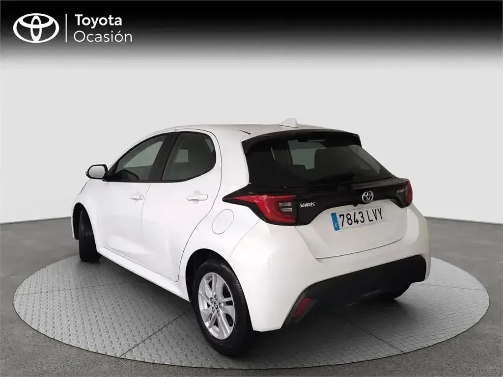Usado Toyota Yaris Hybrid Active 116 CV (85 kW) 2022 Blanco Monovolumen