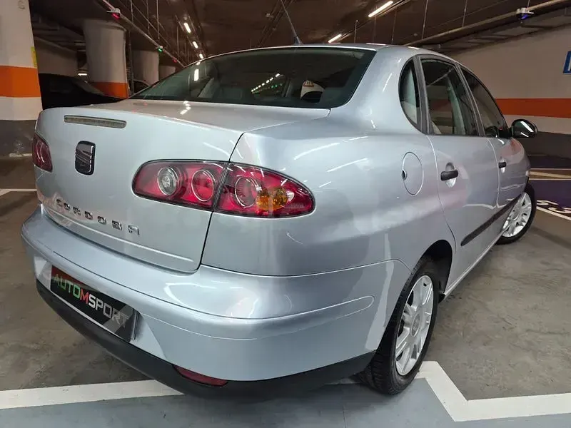 Usado Seat Cordoba Sport 105 CV (77 kW) 2007 Gris / plata Berlina