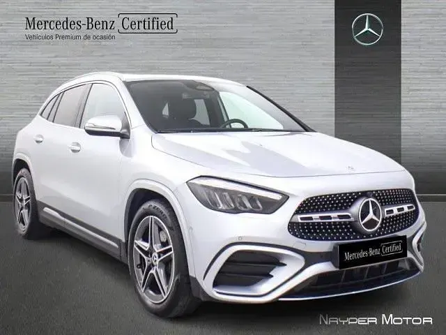 Usado Mercedes GLA200 150 CV (110 kW) 2025 Plata hightech SUV