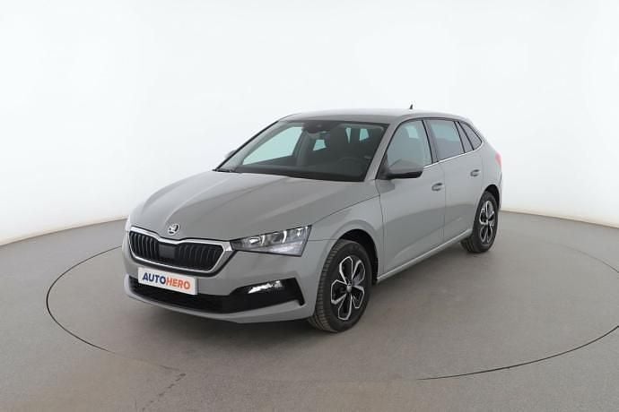 Gris Usado 2024 Skoda Scala Selection Utilitario | 20.499 € (Un poco caro) - Imagen 1/3