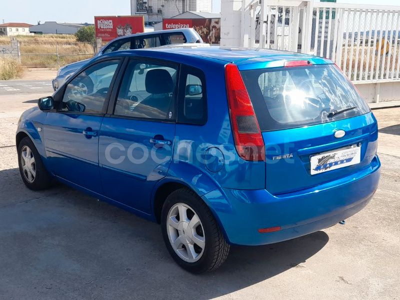 Usado Ford Fiesta Ghia 80 CV (58 kW) 2004 Azul Utilitario