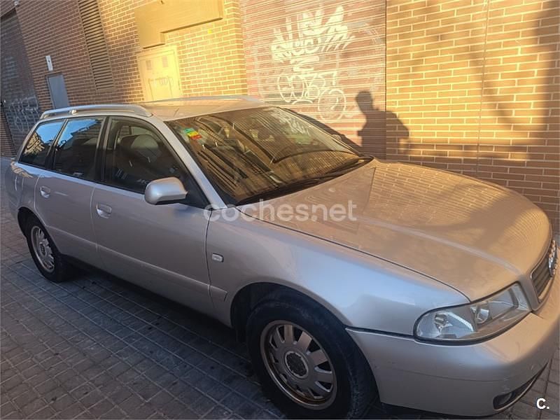 Usado Audi A4 110 CV (80 kW) 2000 Gris / plata Familiar