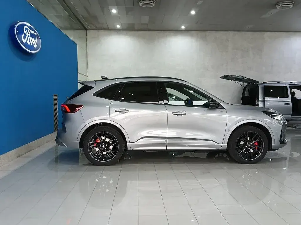 Usado Ford Kuga ST-Line X 243 CV (178 kW) 2026 Plata solar (metalizado) SUV