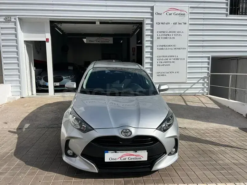 Usado Toyota Yaris Hybrid Business Edition 116 CV (85 kW) 2024 Gris / plata Berlina