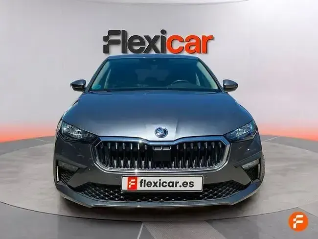 Usado Skoda Scala Selection 115 CV (84 kW) 2024 Gris Utilitario