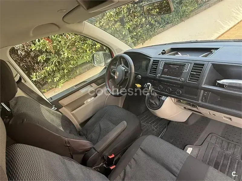 Usado VW Caravelle Trendline 150 CV (110 kW) 2018 Rojo Van