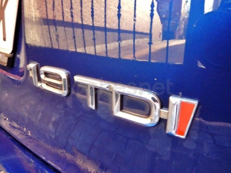 Usado Audi A4 110 CV (80 kW) 1999 Azul Familiar