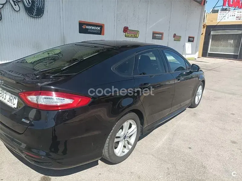 Usado Ford Mondeo Trend 120 HP (88 kW) 2016 Preto Sedan
