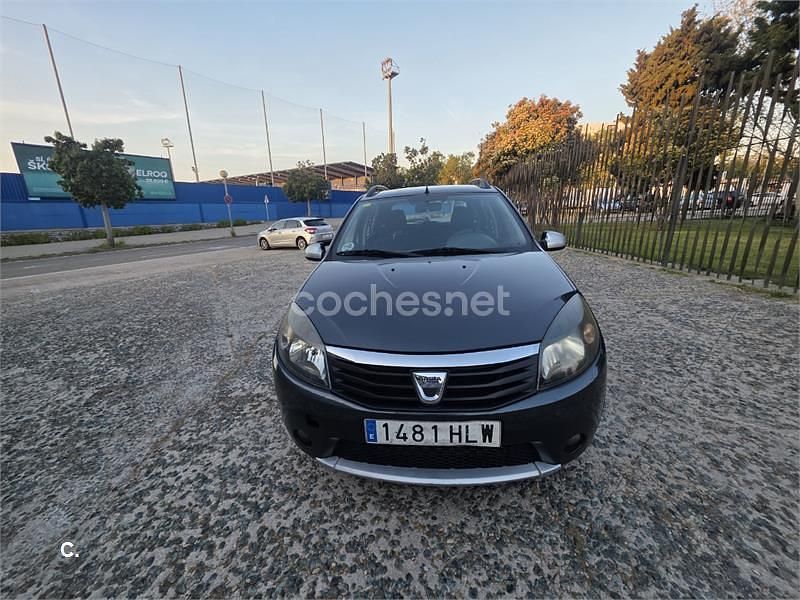 Usado Dacia Sandero Stepway 90 HP (66 kW) 2012 Cinzento Sedan