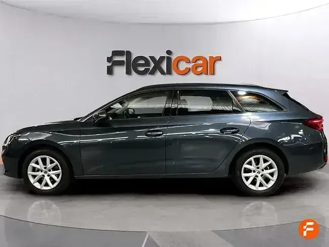 Usado Seat Leon Style 110 CV (80 kW) 2022 Azul Familiar