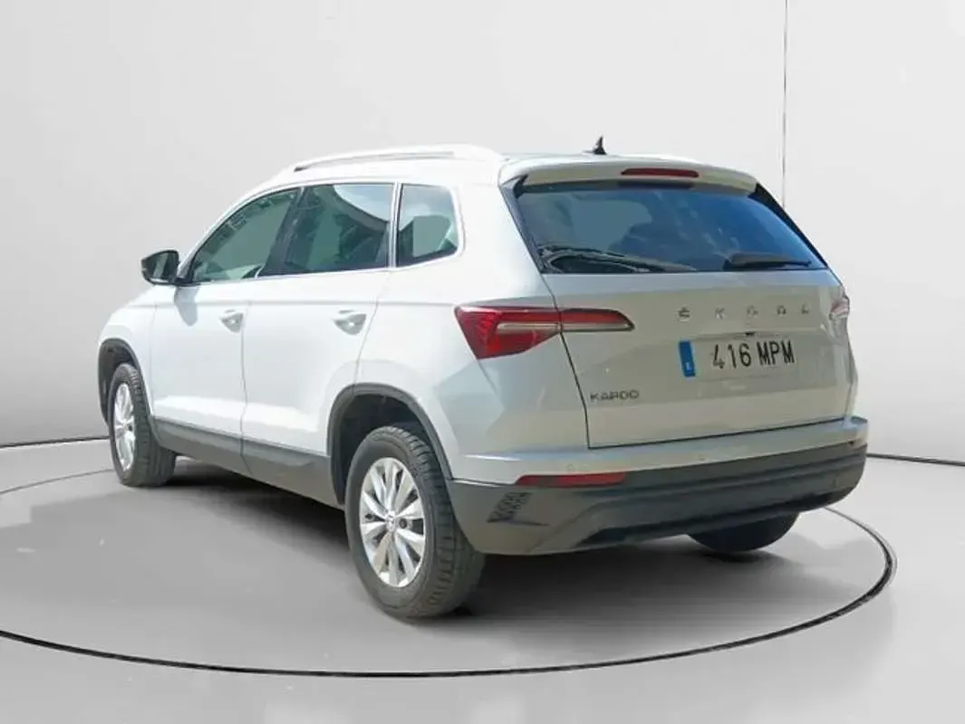 Usado Skoda Karoq Selection 116 CV (85 kW) 2024 Blanco SUV