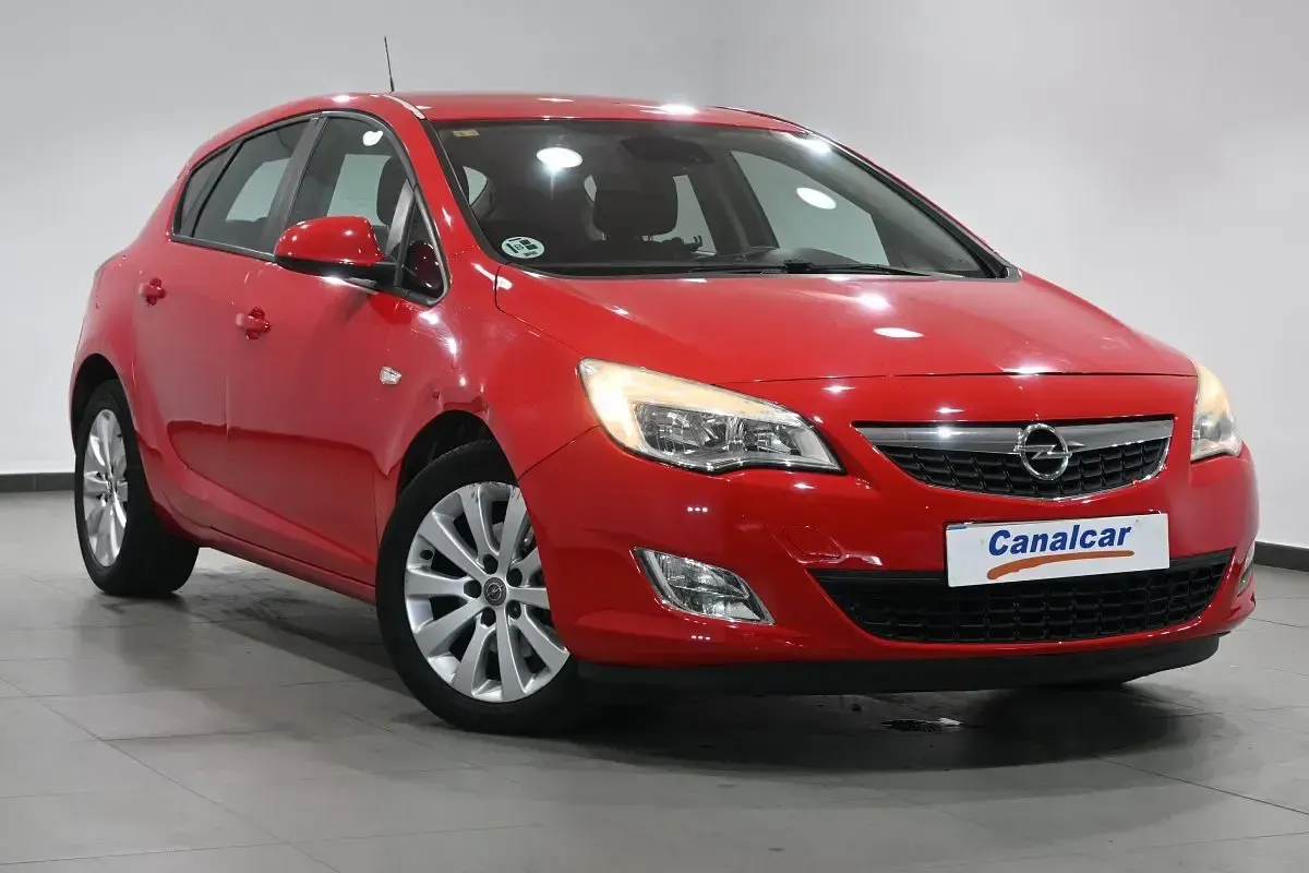 Usado Opel Astra Cosmo 110 CV (80 kW) 2010 Rojo